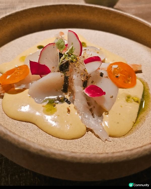 遠眺維港醉人景色 令人置身於渡假海灘般嘅餐廳酒吧