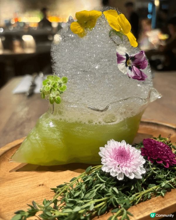 遠眺維港醉人景色 令人置身於渡假海灘般嘅餐廳酒吧