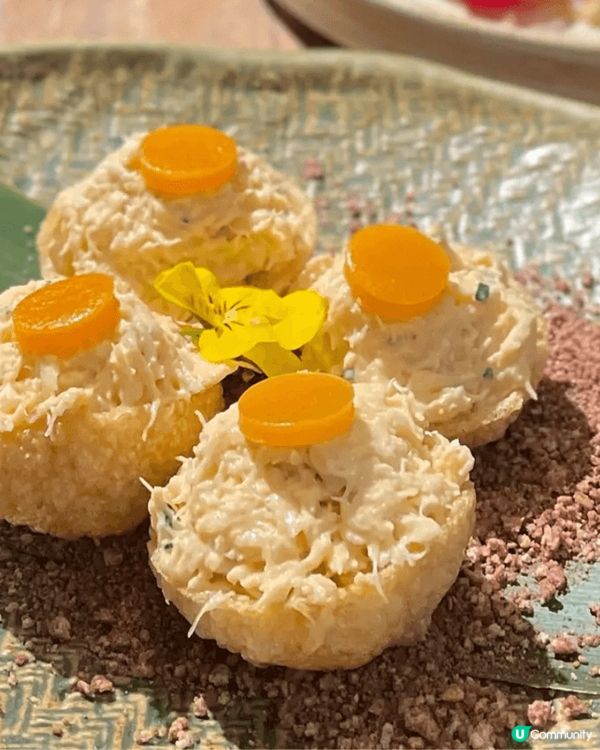 遠眺維港醉人景色 令人置身於渡假海灘般嘅餐廳酒吧