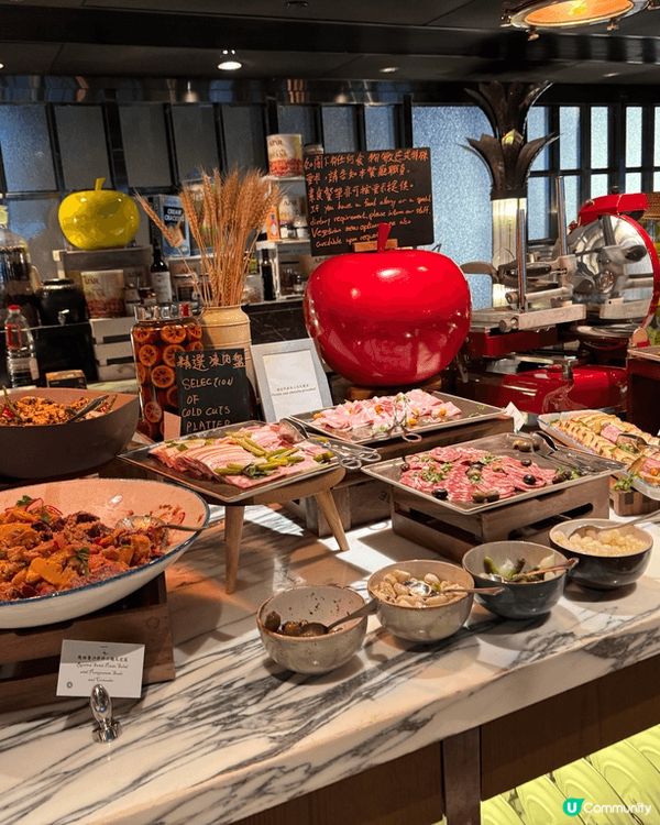 「喜馬當先」（Hay Market）是香港沙田馬場內一間極具...