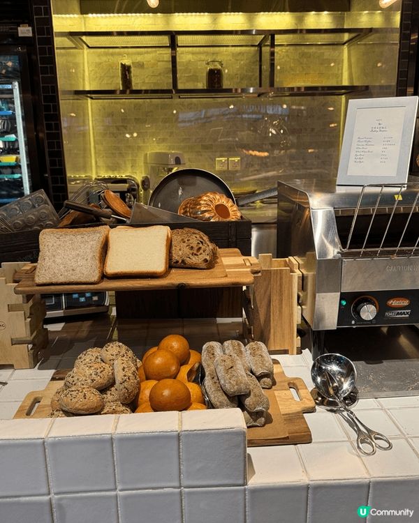 「喜馬當先」（Hay Market）是香港沙田馬場內一間極具...