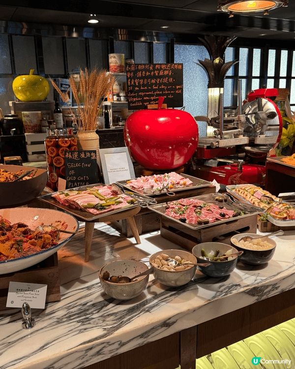 「喜馬當先」（Hay Market）是香港沙田馬場內一間極具...