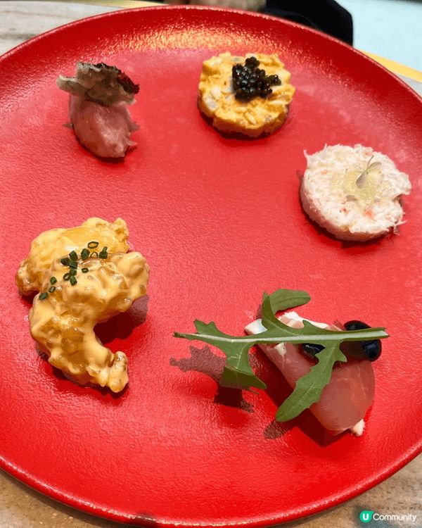 Huso 位於中環皇后大道中74號石板街酒店，酒店本身裝潢很...