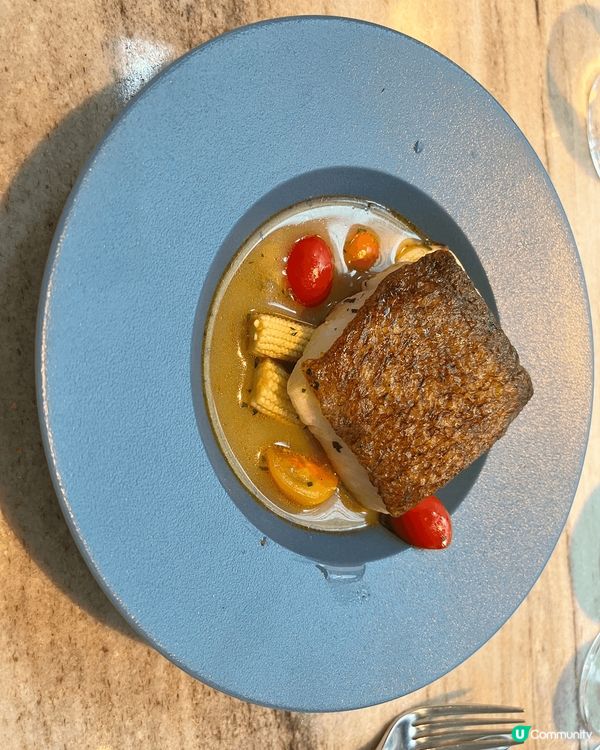 Huso 位於中環皇后大道中74號石板街酒店，酒店本身裝潢很...