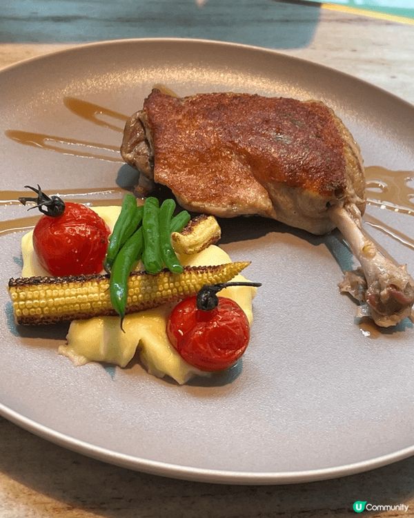 Huso 位於中環皇后大道中74號石板街酒店，酒店本身裝潢很...