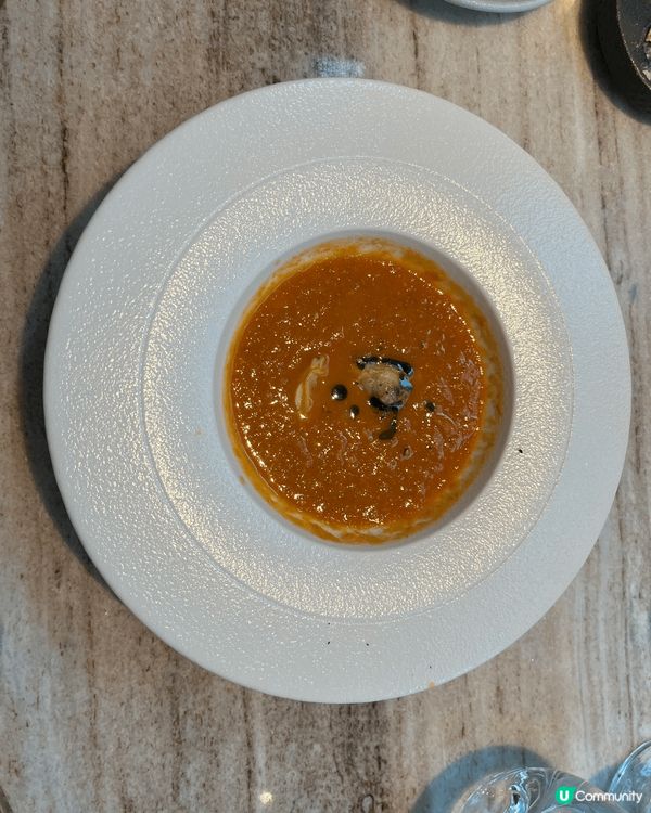 Huso 位於中環皇后大道中74號石板街酒店，酒店本身裝潢很...