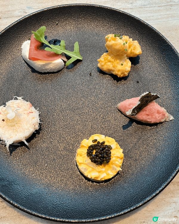 Huso 位於中環皇后大道中74號石板街酒店，酒店本身裝潢很...