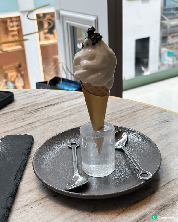 Huso 位於中環皇后大道中74號石板街酒店，酒店本身裝潢很...