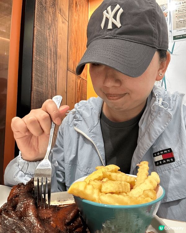 中環那間超有特色的茶餐廳，下午茶叫左呢個餐瑞士汁女王雞髀🍗配...