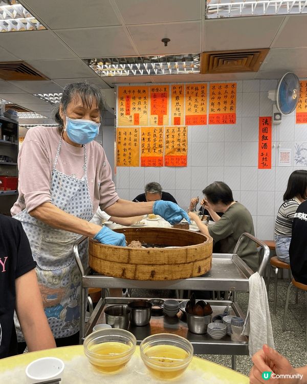懷舊茶居，點心車一出，大家要舉手搶貨，好似拍賣行咁😂