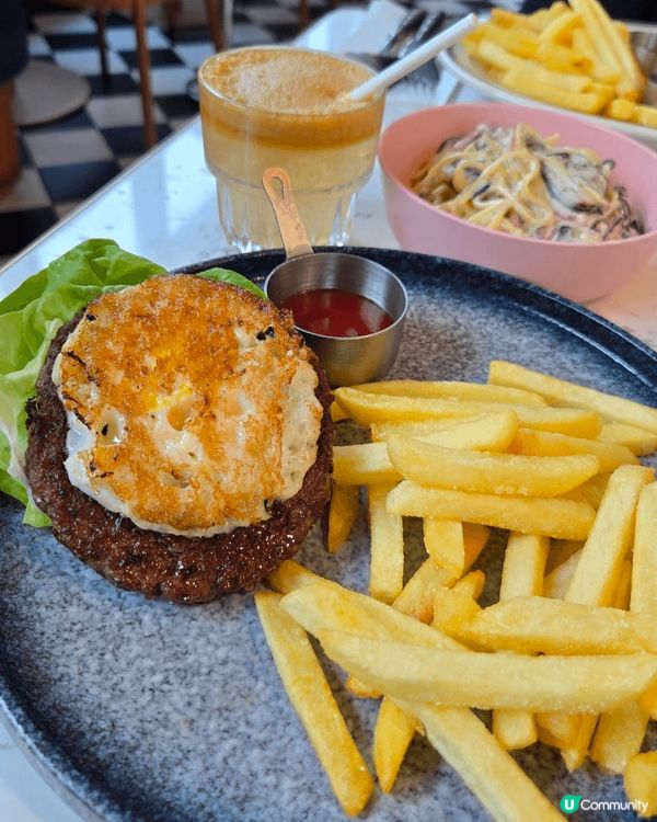 餐廳環境歐陸風格，黑白色地板加上柔和吊燈同吊扇，環境十分寫意...