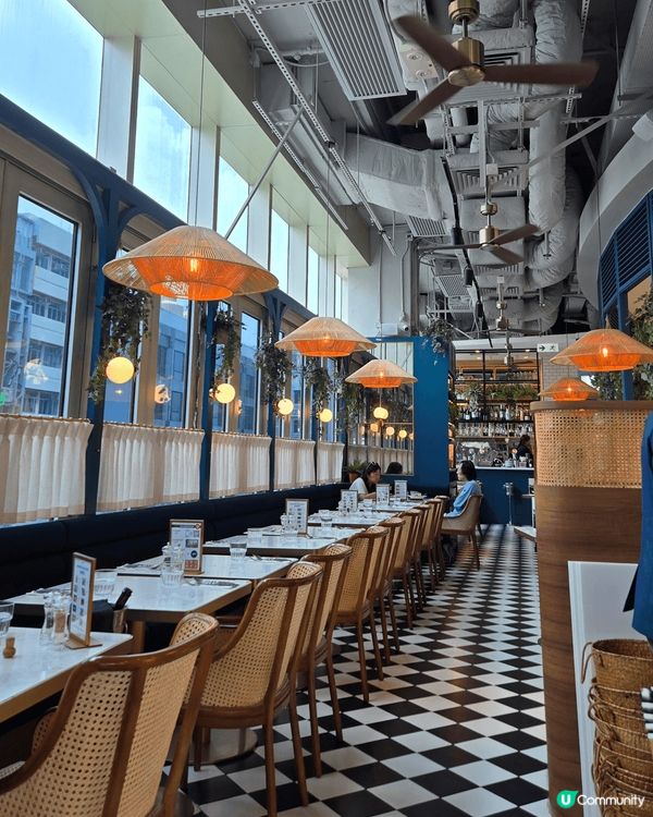 餐廳環境歐陸風格，黑白色地板加上柔和吊燈同吊扇，環境十分寫意...