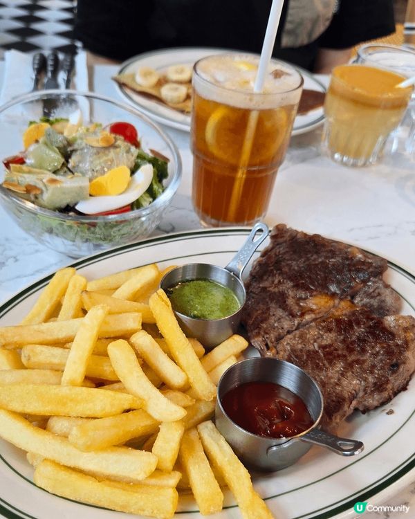 餐廳環境歐陸風格，黑白色地板加上柔和吊燈同吊扇，環境十分寫意...