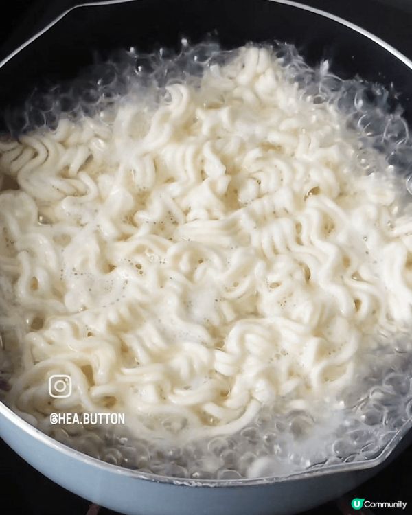 早前泰國好多貨架都被魷魚遊戲中嗰隻恐怖殺人娃娃佔領咗！今次嚟...