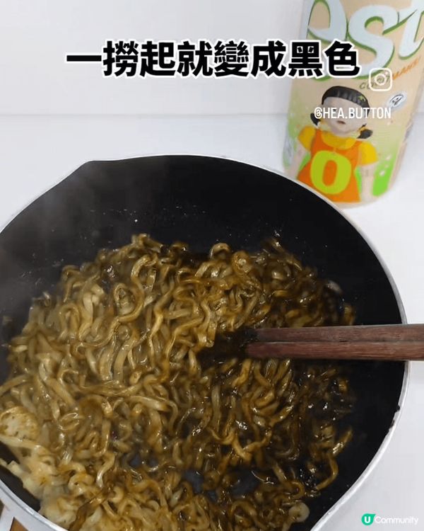 早前泰國好多貨架都被魷魚遊戲中嗰隻恐怖殺人娃娃佔領咗！今次嚟...