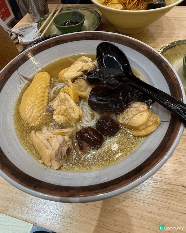 旺角鳳鳴居，必試醉雞米線。叫埋心水小吃：雞腎、雀巢春卷。