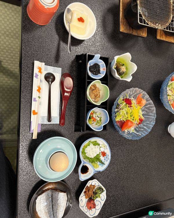 吉列炸豬扒飯外皮酥脆，豬扒鮮嫩多汁，配上香甜醬汁，味道層次豐...