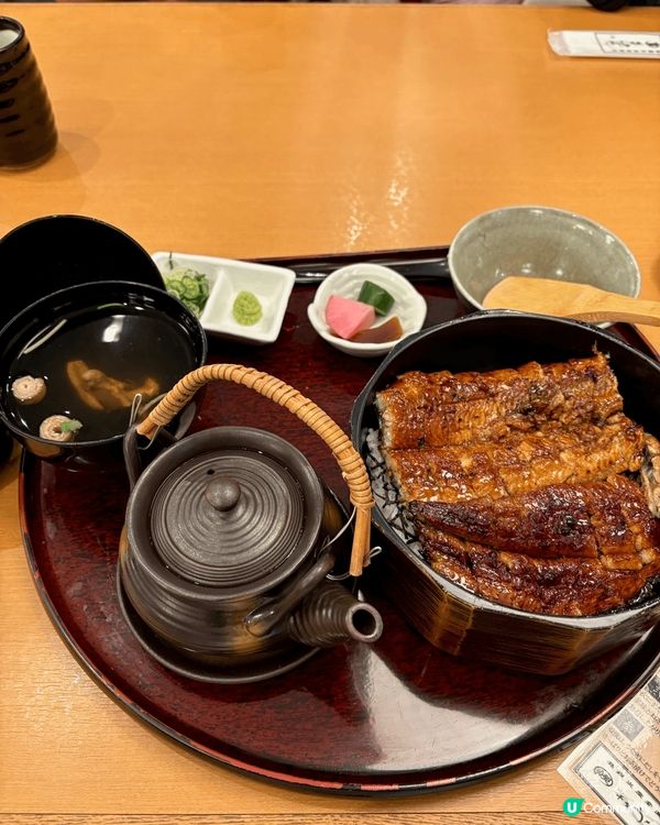 吉列炸豬扒飯外皮酥脆，豬扒鮮嫩多汁，配上香甜醬汁，味道層次豐...