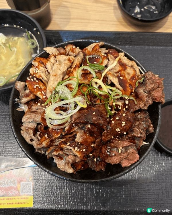 吉列炸豬扒飯外皮酥脆，豬扒鮮嫩多汁，配上香甜醬汁，味道層次豐...