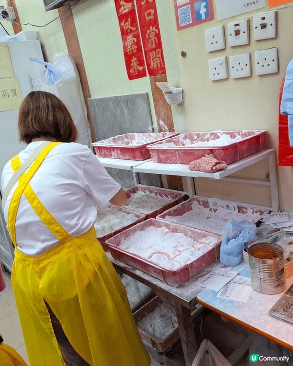 依間‘’民豐粉麵食品公司‘’有好多嘢買，如：麵、韮菜餅等，仲...