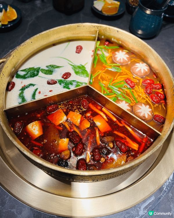 返大陸食湊湊火鍋，今次叫左3個鍋底，配合晒全家人既口味，分別...