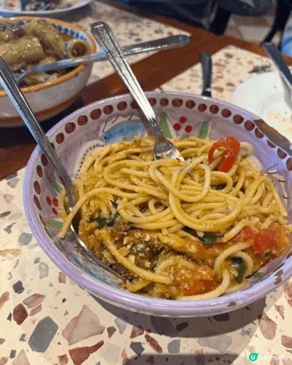 位於中環IFC商場的Falcone，以簡約工業風裝潢營造輕鬆...