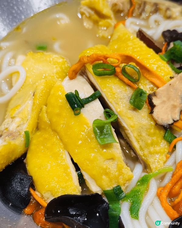 今日嚟到痴膠雞試招牌花膠雞濃湯米線（＄68）、藥膳黃酒花膠雞...