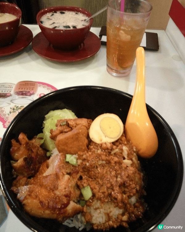 我今天來到燉奶佬，點了一碗香氣四溢的肉燥飯。鹹香的滷肉鋪滿熱...