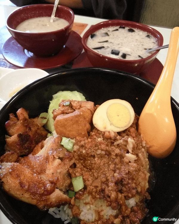 我今天來到燉奶佬，點了一碗香氣四溢的肉燥飯。鹹香的滷肉鋪滿熱...