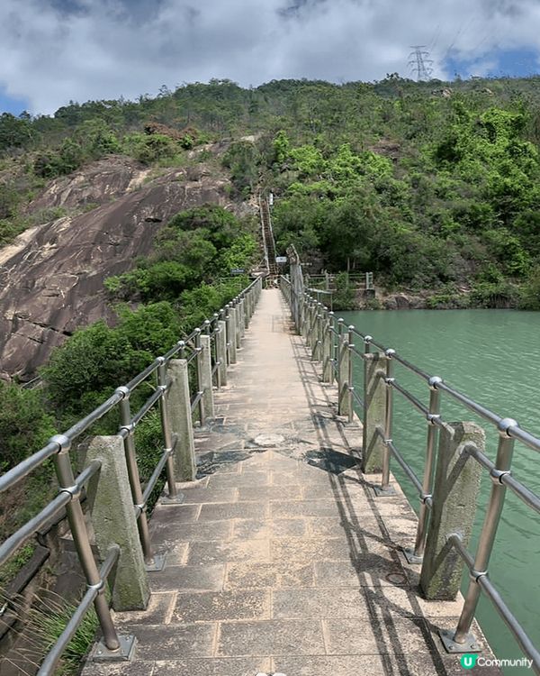 屯門藍地水塘不但有青山綠水，還隱藏一道長長的彩虹欄杆，令郊遊...
