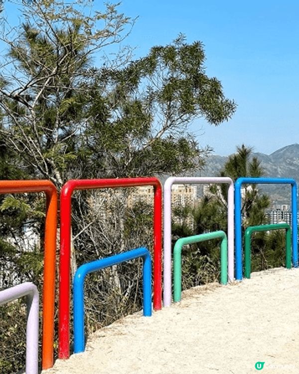 屯門藍地水塘不但有青山綠水，還隱藏一道長長的彩虹欄杆，令郊遊...