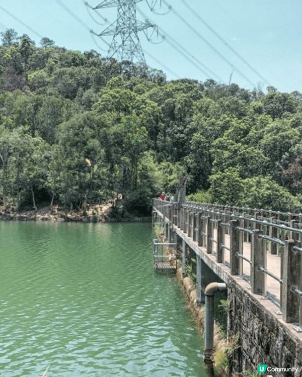 屯門藍地水塘不但有青山綠水，還隱藏一道長長的彩虹欄杆，令郊遊...