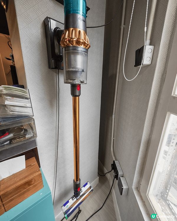 Dyson 吸塵機無敵，有任何灰塵都走唔甩，有綠光，幫助睇一...