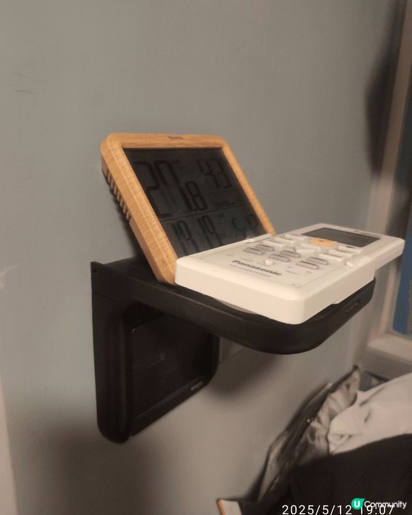 這個淘寶回來的電制置物架十分好用，只需插進電制面版兩邊，立即...