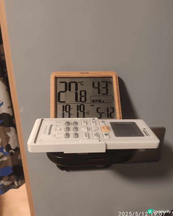 這個淘寶回來的電制置物架十分好用，只需插進電制面版兩邊，立即...