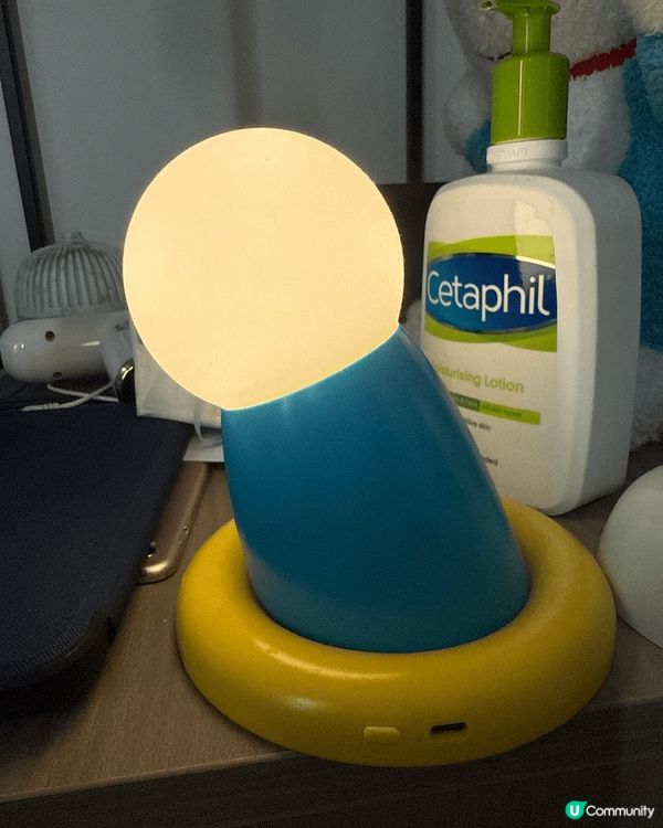 多啦A夢床頭燈，輕觸式，三檔次光度，晚上入睡前可亮著看手機或...