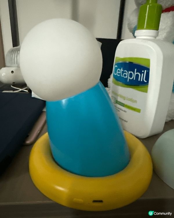 多啦A夢床頭燈，輕觸式，三檔次光度，晚上入睡前可亮著看手機或...