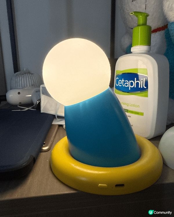 多啦A夢床頭燈，輕觸式，三檔次光度，晚上入睡前可亮著看手機或...