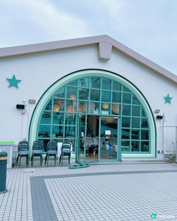 中環碼頭係打卡熱點，因為呢度有壯觀嘅維港美景，背後係高樓大廈...