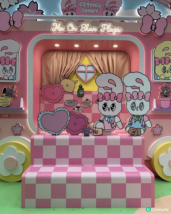 以上是由一個商場內的一個場景展覽，比較一個粉紅加紫色的場景，...