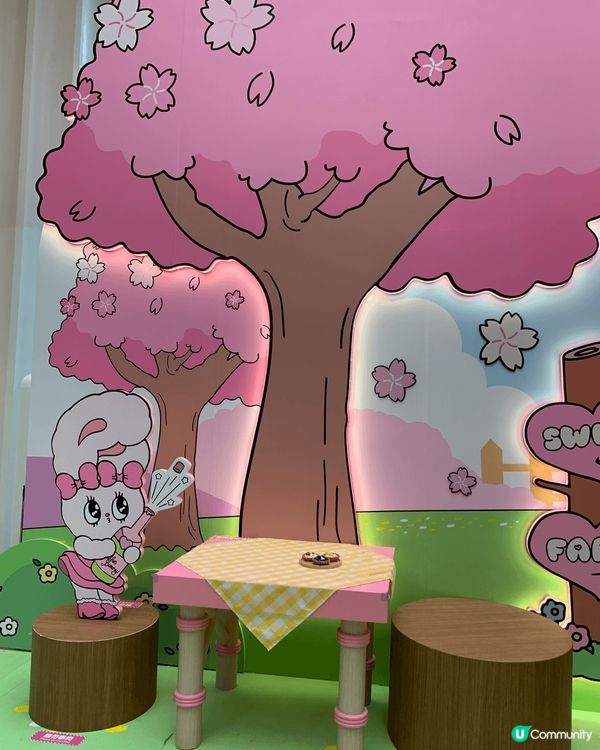 以上是由一個商場內的一個場景展覽，比較一個粉紅加紫色的場景，...