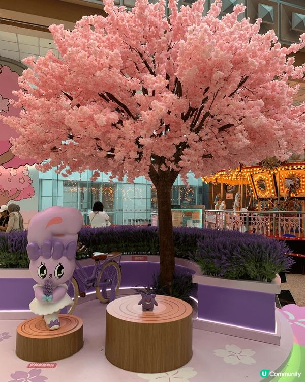 以上是由一個商場內的一個場景展覽，比較一個粉紅加紫色的場景，...