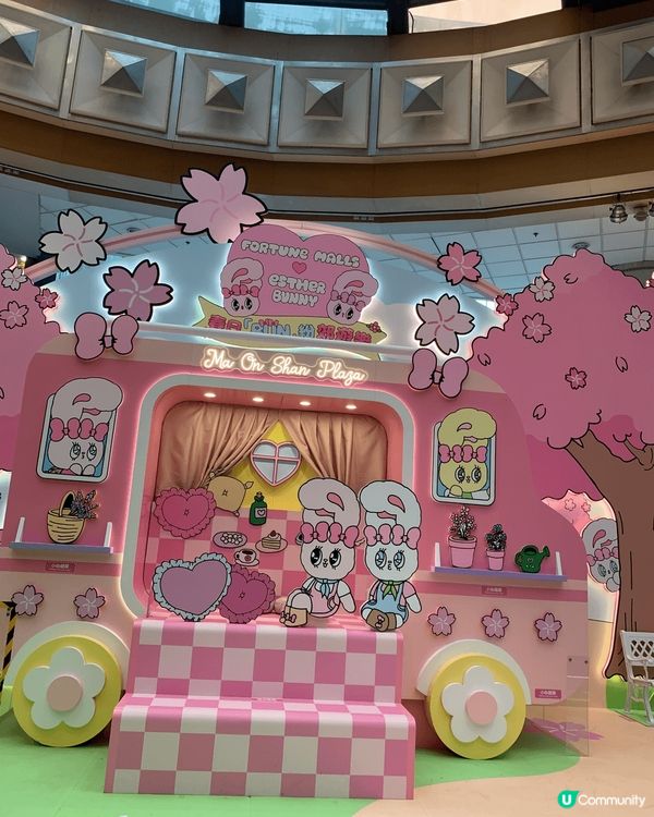 以上是由一個商場內的一個場景展覽，比較一個粉紅加紫色的場景，...