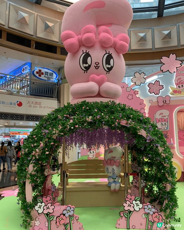 以上是由一個商場內的一個場景展覽，比較一個粉紅加紫色的場景，...