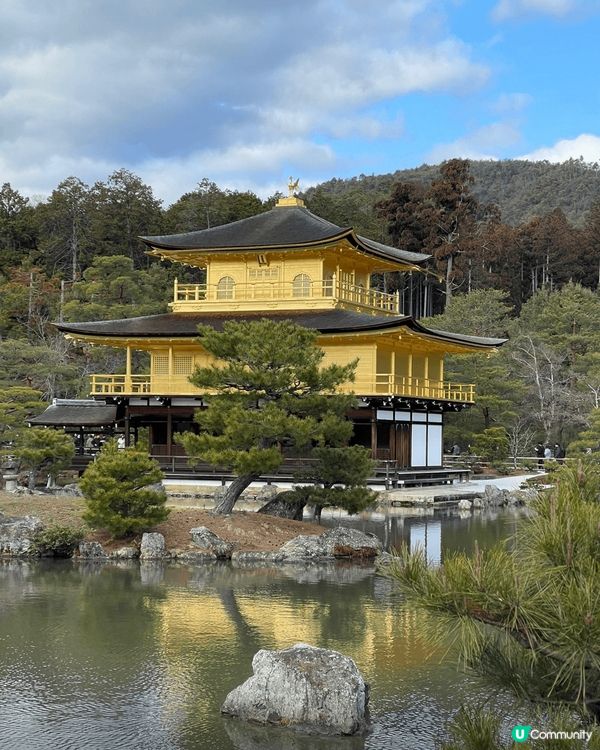 去京都當然唔少得去景點打下卡。這個金閣寺造型很特別，外面是金...