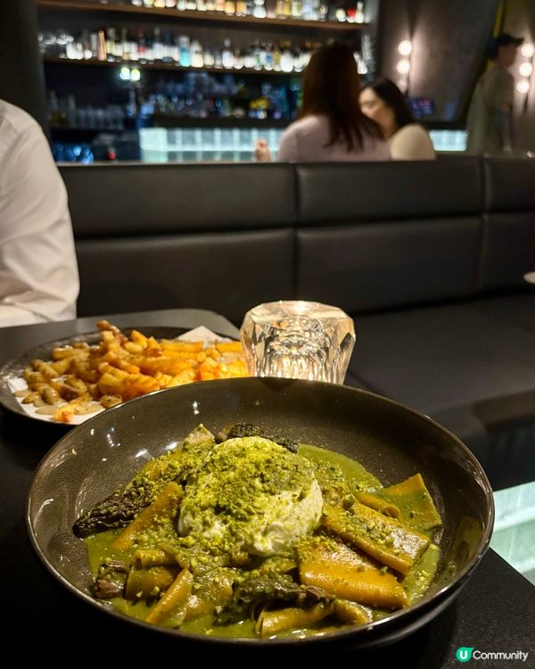 銅鑼灣樓上餐廳探店😋  裝修特別，氣氛舒服，價錢中等！