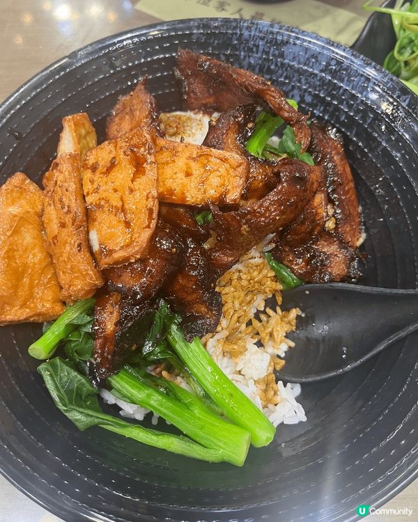 【炭燒豬頸肉墨魚餅豉油飯：平凡外表下的星級暴擊】  