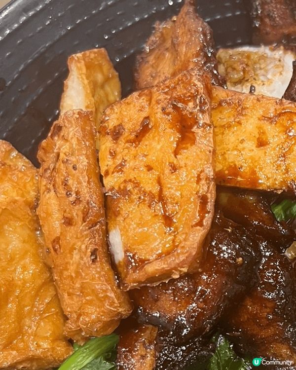 【炭燒豬頸肉墨魚餅豉油飯：平凡外表下的星級暴擊】  