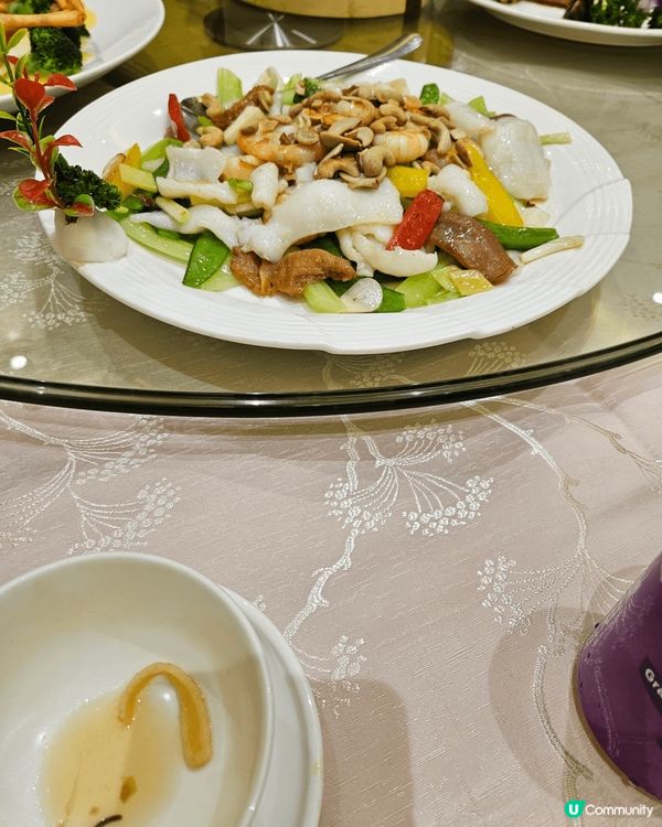 往澳門一間海鮮酒樓同一班舊同事一齊聚餐，三圍枱，大約 36人...