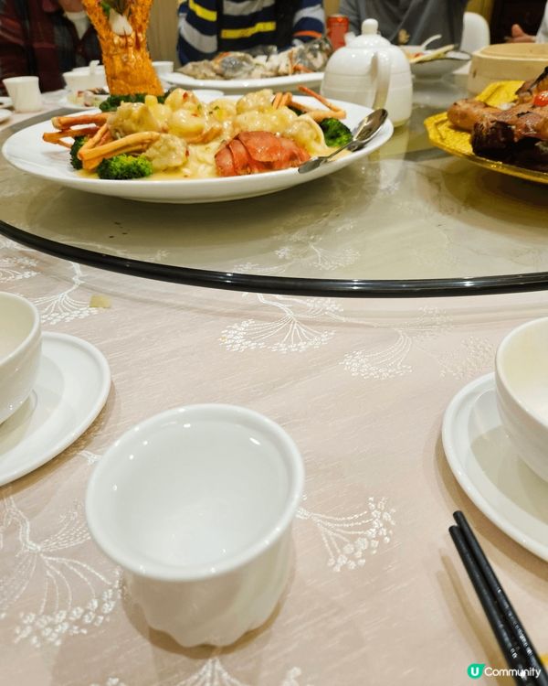 往澳門一間海鮮酒樓同一班舊同事一齊聚餐，三圍枱，大約 36人...